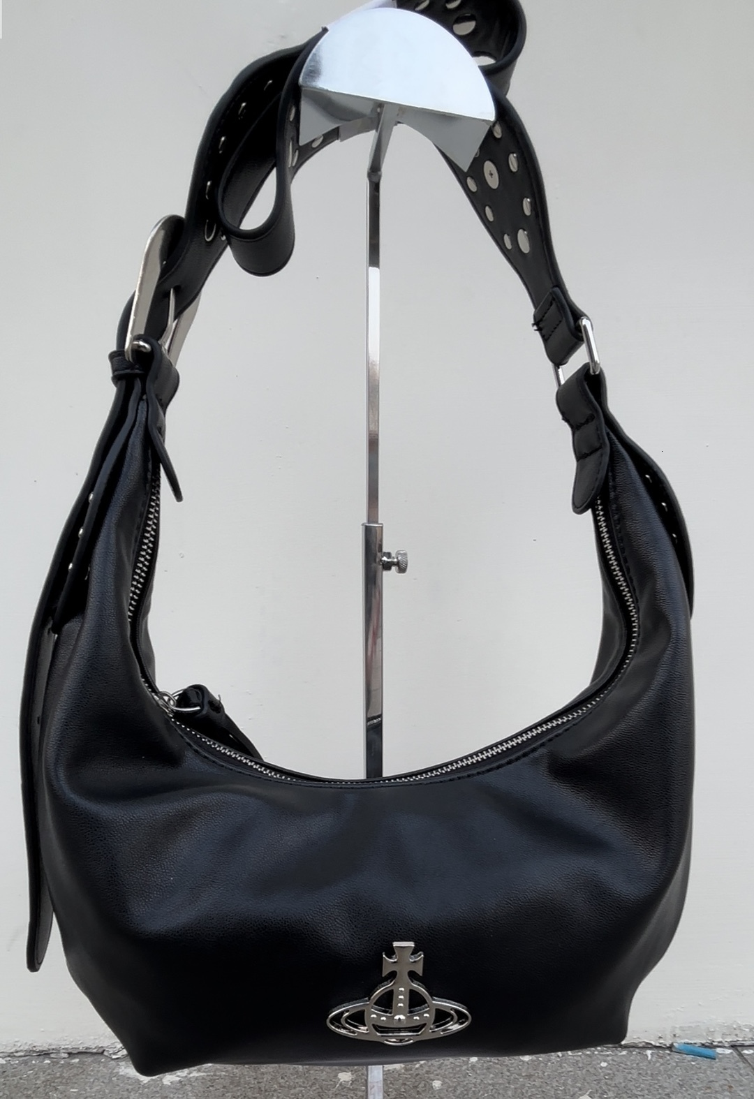 Designer VIviane Weswood Western Style Planet Rivet Crescent Bag Street Hot Girl Fashion Single Shoulder Crossbody High-end Womens