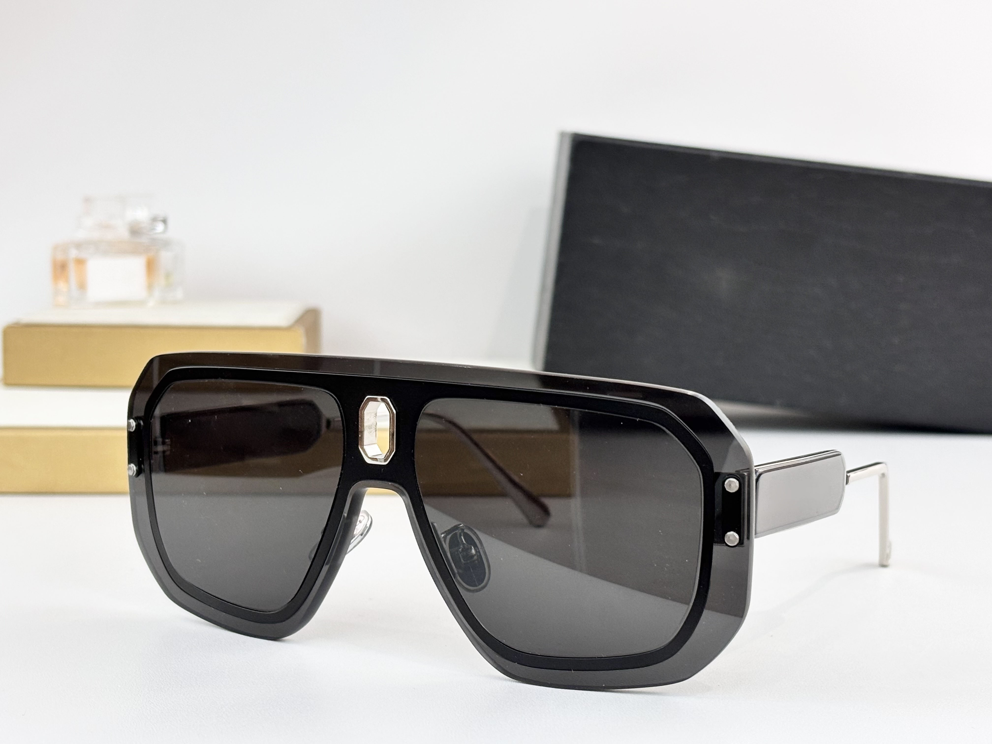 Womens Sunglasses For Women Men Sun Glasses Mens 050 Fashion Style Protects Eyes UV400 Lens With Random Box And Case