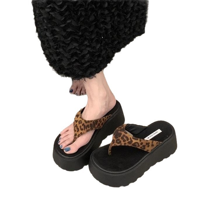 Sponge Cake Thick Bottom Flip Flops For Women Summer Wear Clip On High Heels Cool Slippers For Women 2026 New High-End Beach Sandals