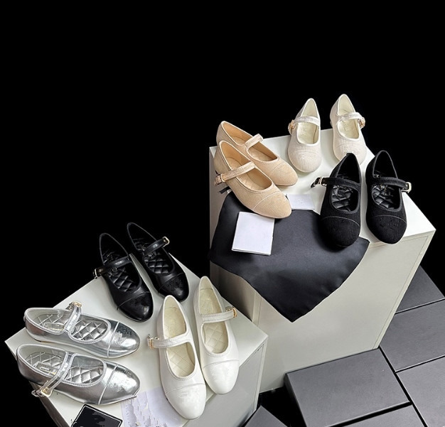 Designer women ballet shoes Retro snug round head buckle girls leather corduroys Classic shoes ladies black white flat Mary Jane s chanelll chanels channels cc 0YKF