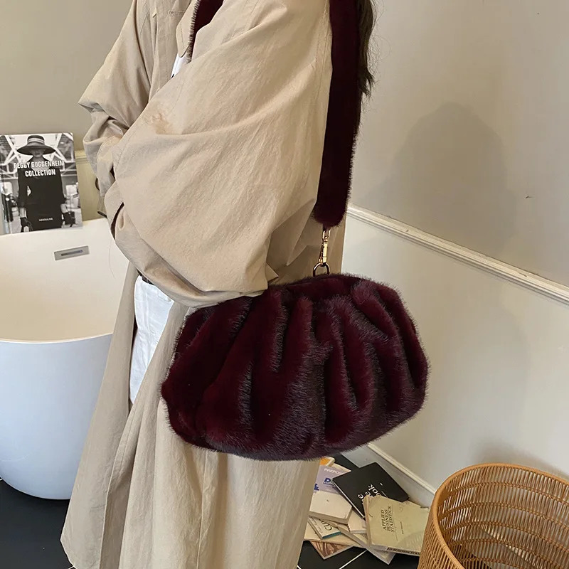 Comfortable Versatile Texture Top Clutch Bag Women Winter Fluffy Cloud Crossbody Bag Retro Furry Commuting Storage Bag 260107