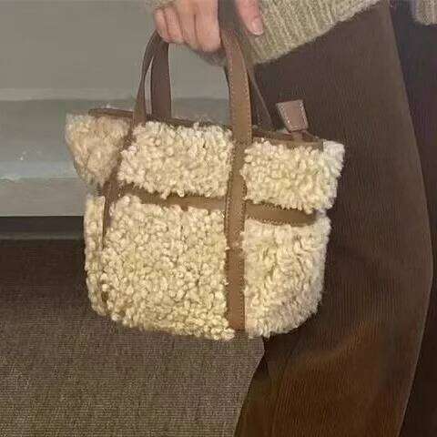 New Plush Fabric Women's Shoulder Crossbody Small Fashion Lambs Wool Fluffy Fur Winter Female Bag Designer Handbags XJ260109