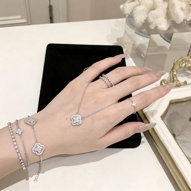 Four Leaf Clover Necklace Women's Light Luxury Jewelry Niche High-end Feeling Collarbone Chain Birthday Gift Accessory Outfit