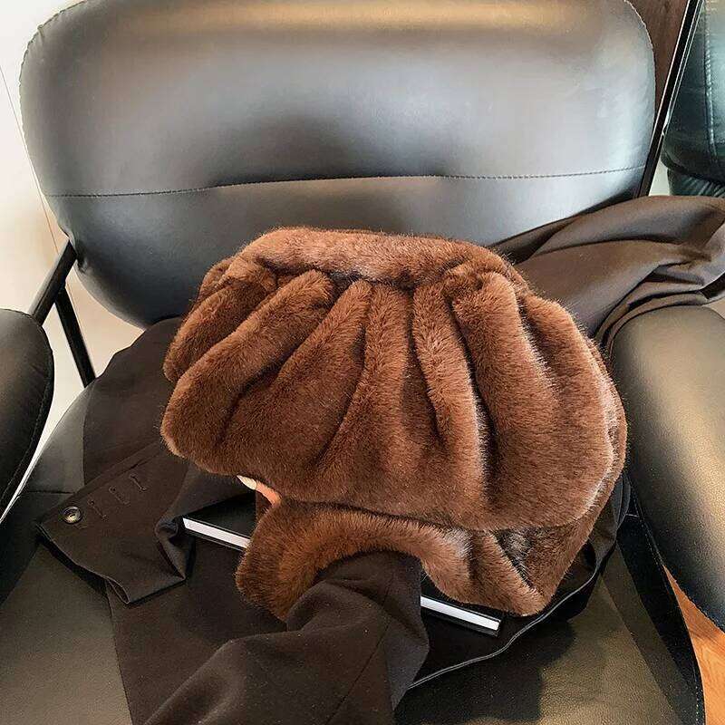 Cute and Versatile Winter Plush Crossbody Bags Mink Fur Wrinkle Relaxed Texture Cloud Shell Women Fashion Tote Shoulder Bag XJ260109