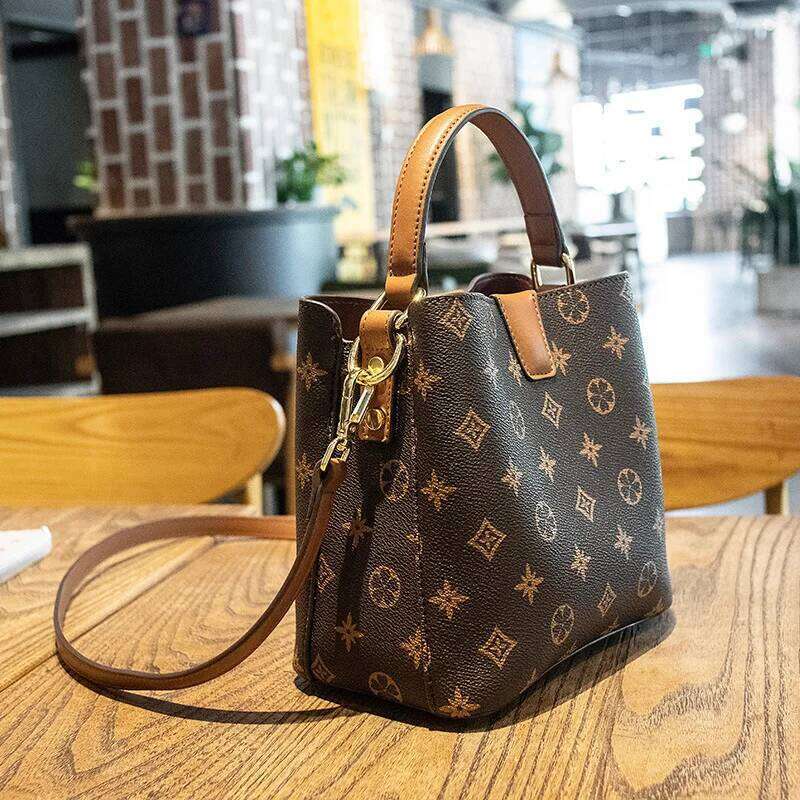 2023 New Trendy Autumn/Winter Premium Water Bucket Bag Fashionable Commuter Simple Single Cross Shoulder Handbag XJ260109