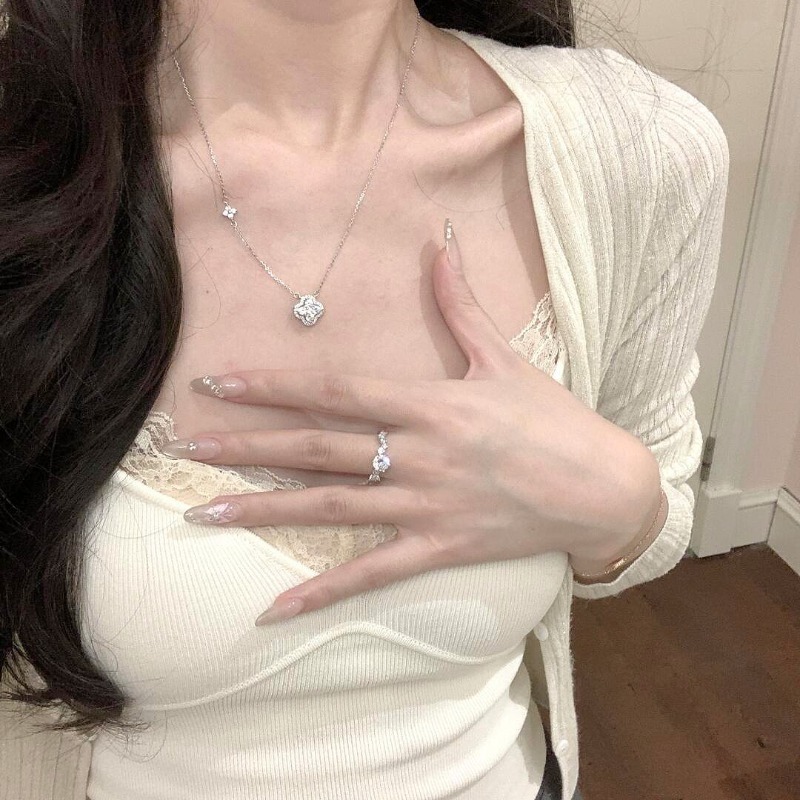Four Leaf Clover Necklace Women's Light Luxury Jewelry Niche High-end Feeling Collarbone Chain Birthday Gift Accessory Outfit