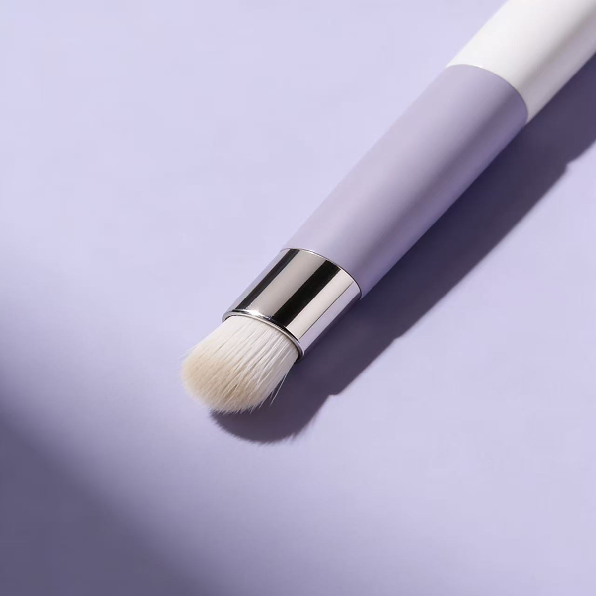 Luxury Single Makeup Brush with Soft Animal Hair Bristles - Perfect for Cosmetics Application