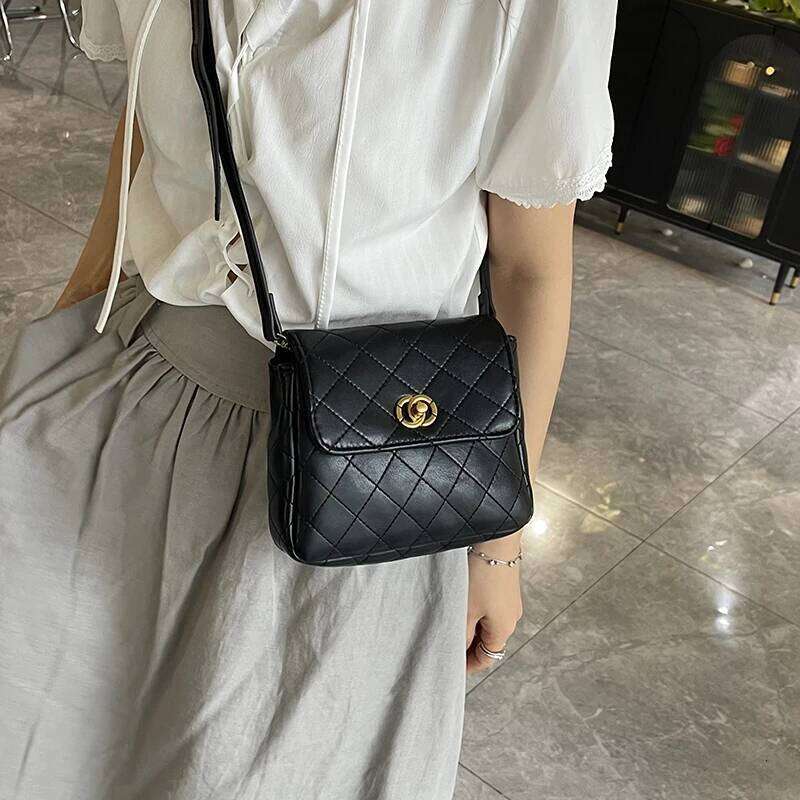 Casual Elegant Vertical Small Square Bag for Women 2025 Early Autumn New Commuter Quilted Contrasting Color Single Shoulder Cros XJ260109