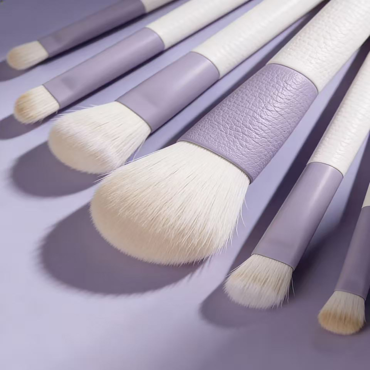 Luxury Single Makeup Brush with Soft Animal Hair Bristles - Perfect for Cosmetics Application