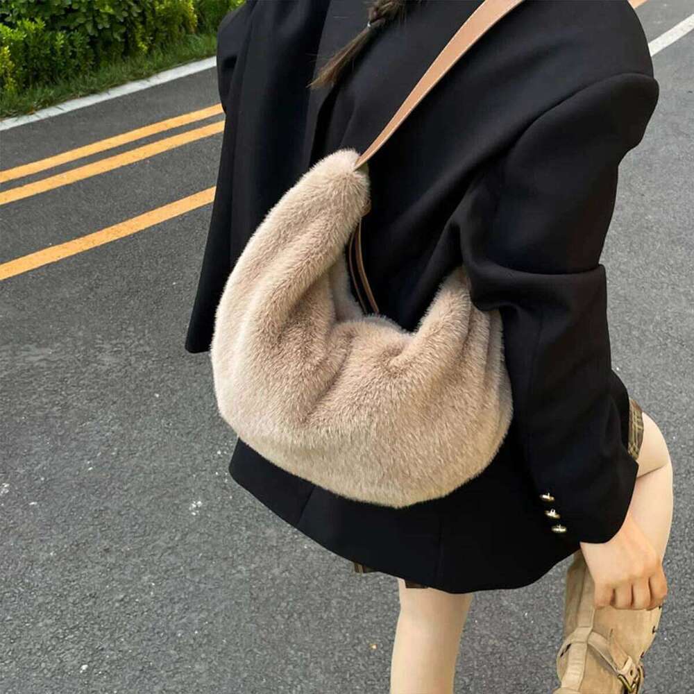 Women Fashion Plush Dumpling Shape Shoulder Bag Matte Finish Large Capacity Polyester Soft Warm Adjustable Strap Daily Commute XJ260109