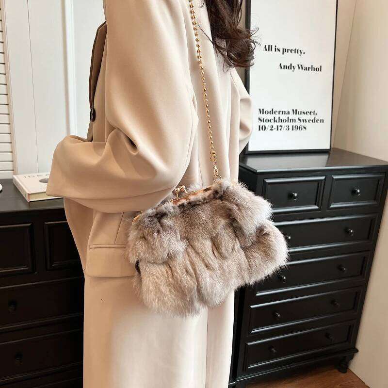 Luxury Clutches Faux Fur Totes Shopping Handbag Winter Women Bag Plush Purse Trendy 2026 Shoulder Bags Cold Woollen Design XJ260109