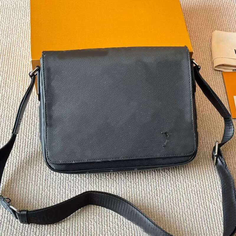 Mens Designer Crossbody Bags Messenger Bag Medium Leather Outdoor Magnetic Closure High Quality Man Fashion Business Pouch Shoulder Handbag