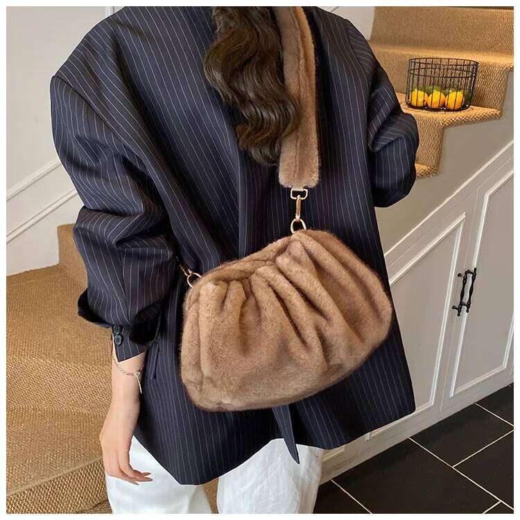 Cute and Versatile Winter Plush Crossbody Bags Mink Fur Wrinkle Relaxed Texture Cloud Shell Women Fashion Tote Shoulder Bag XJ260109