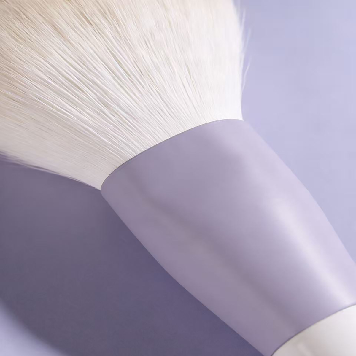 Luxury Single Makeup Brush with Soft Animal Hair Bristles - Perfect for Cosmetics Application