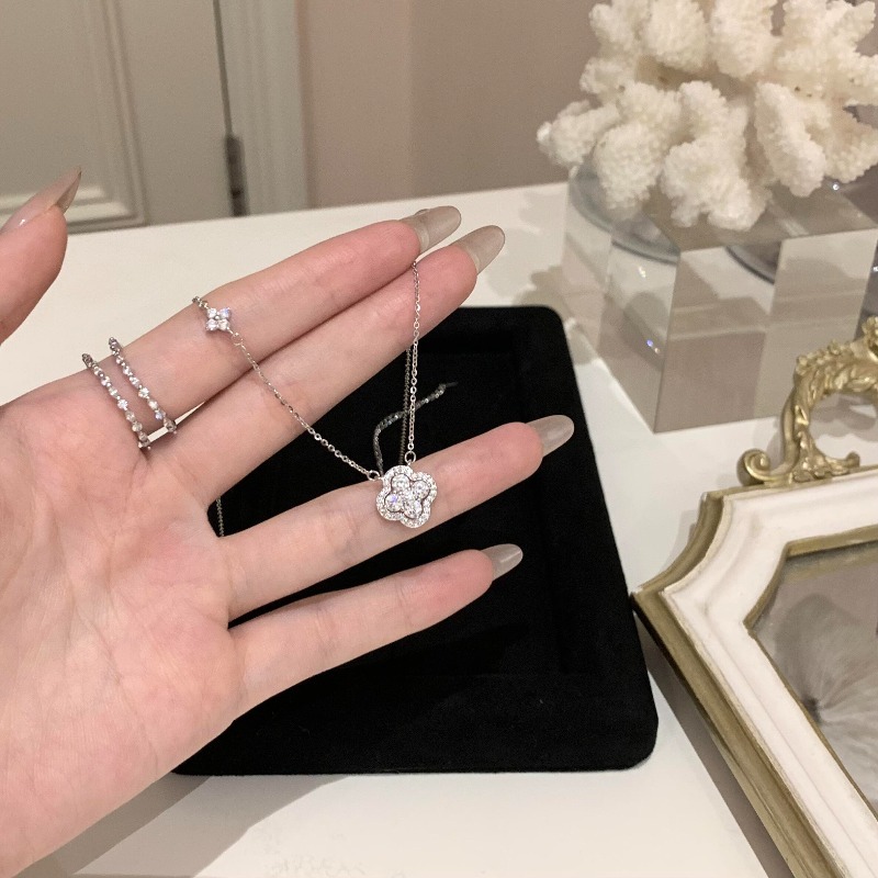 Four Leaf Clover Necklace Women's Light Luxury Jewelry Niche High-end Feeling Collarbone Chain Birthday Gift Accessory Outfit