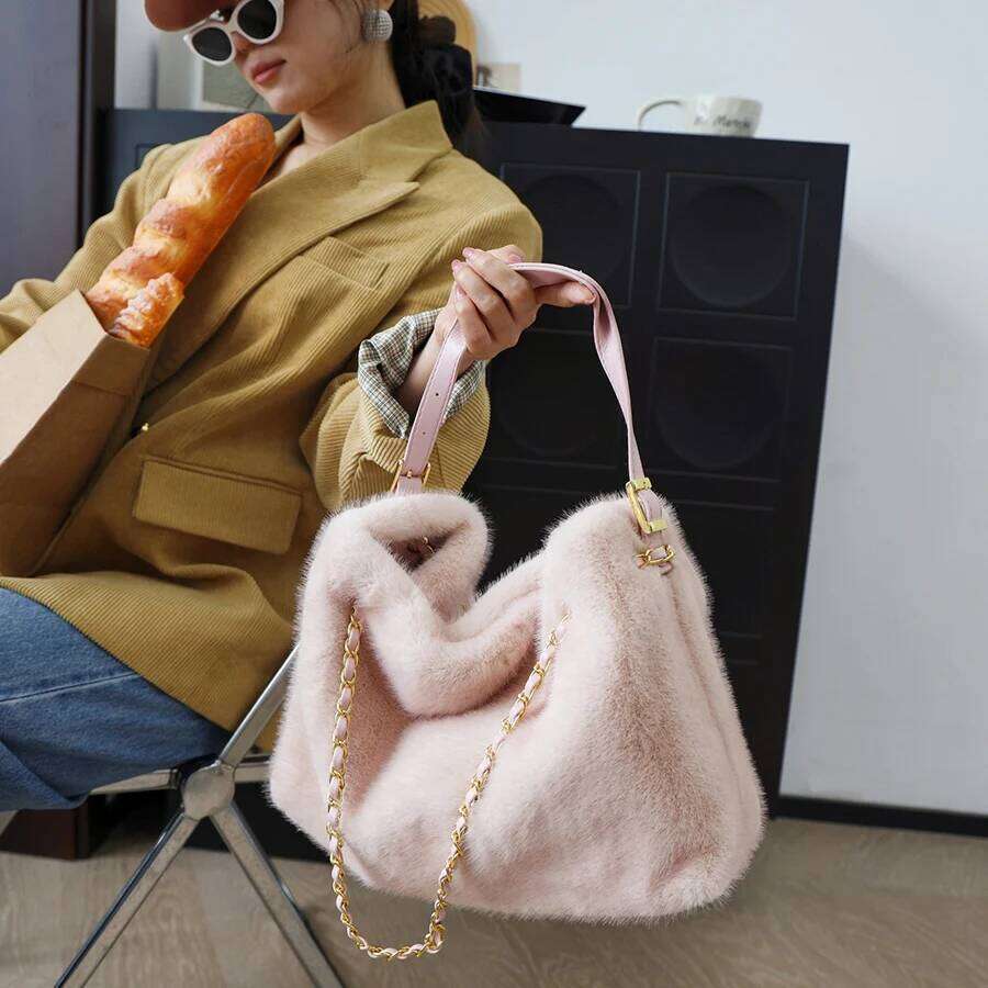 Winter Faux Fur Women's Fashion Handbag Purses Women Shoulder Bag Flush Fluffy Chains Messenger Bags for Travel Shopping XJ260109