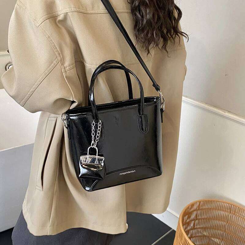 Vintage Oil Wax Leather Tote 2026 New Bucket Women's Versatile Shoulder Crossbody Bag High-Quality Handbag 9032HS XJ260109