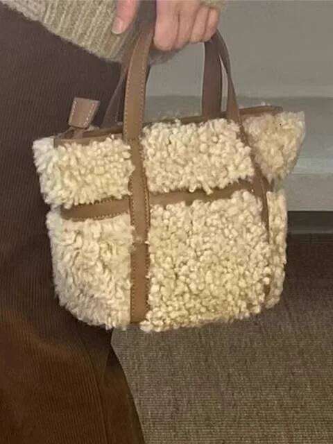 New Plush Fabric Women's Shoulder Crossbody Small Fashion Lambs Wool Fluffy Fur Winter Female Bag Designer Handbags XJ260109