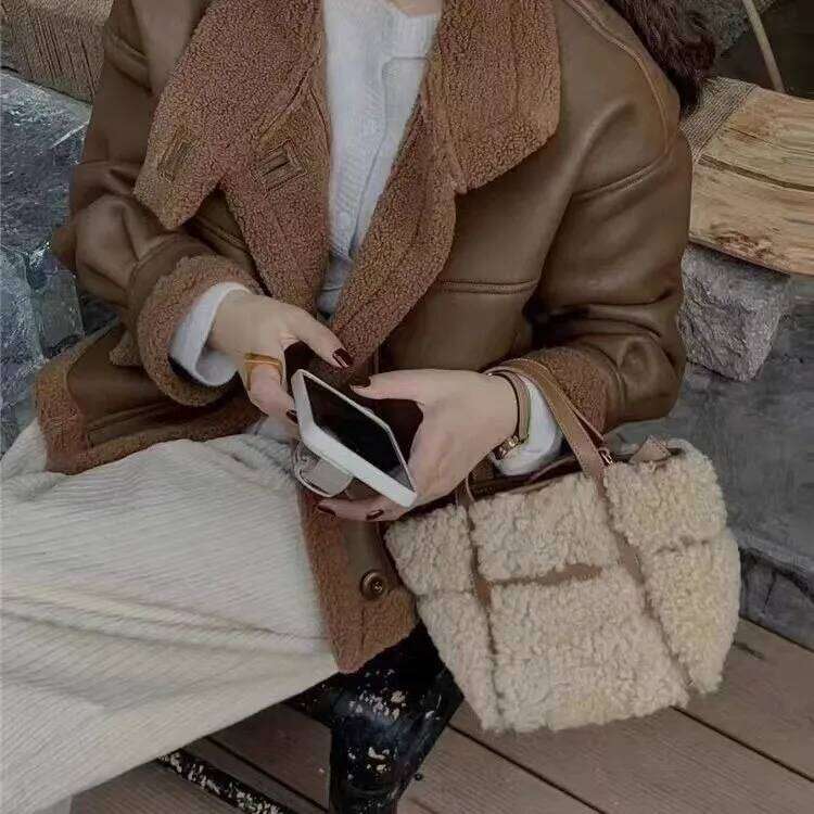 New Plush Fabric Women's Shoulder Crossbody Small Fashion Lambs Wool Fluffy Fur Winter Female Bag Designer Handbags XJ260109