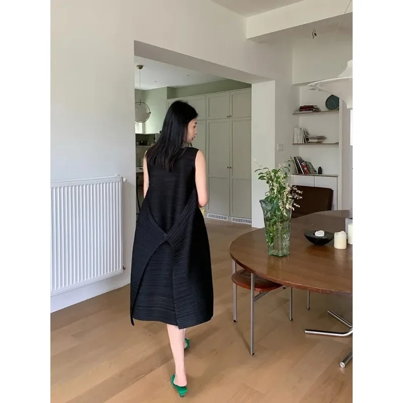 SXZ Miyake Pleated Womens Dresses Loose Plus Size High Quality Sense of Elegance Sleeveless Midlength Skirt 2025 Spring 260104
