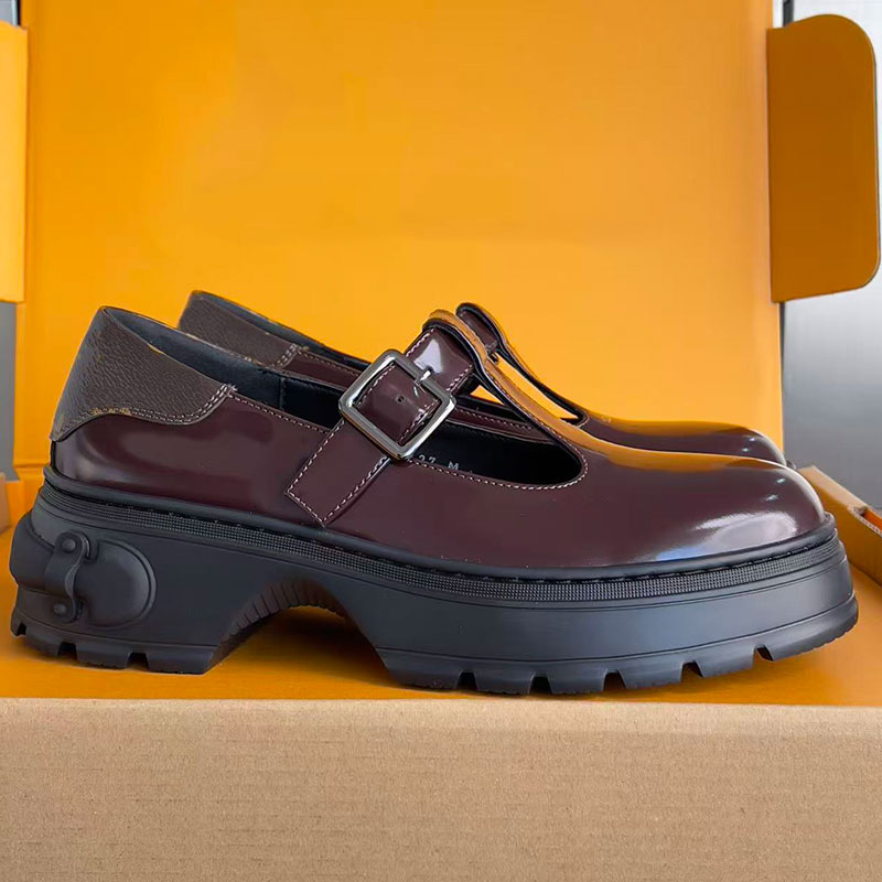 Luxury designer women loafers 26SS new womens squad leather shoes smooth cowhide upper with buckle closure TPU rubber sole party women casual sports shoes