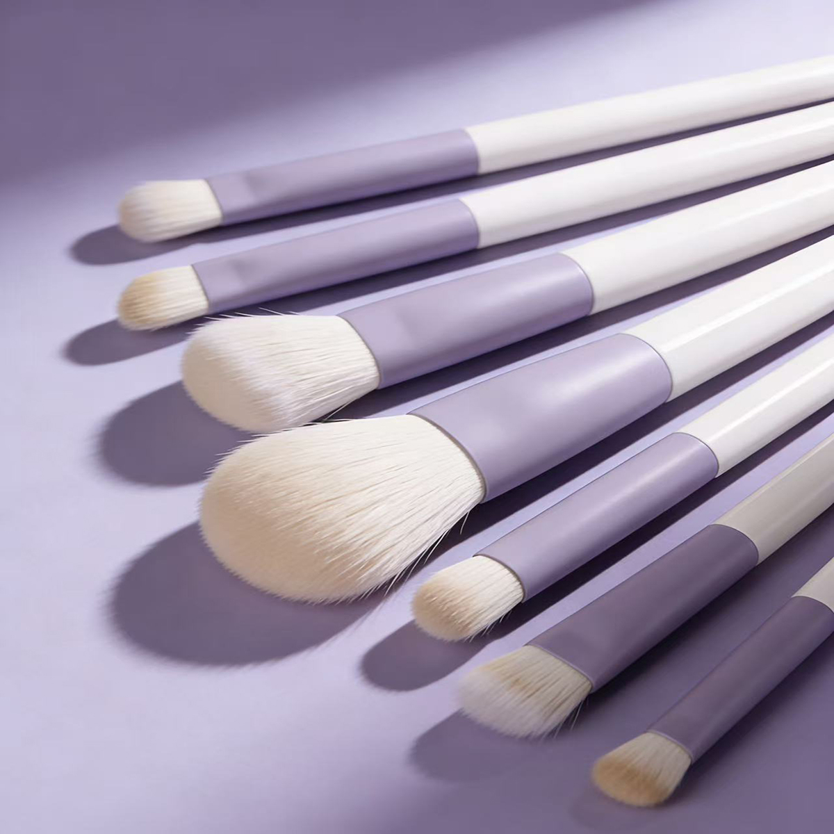 Luxury Single Makeup Brush with Soft Animal Hair Bristles - Perfect for Cosmetics Application