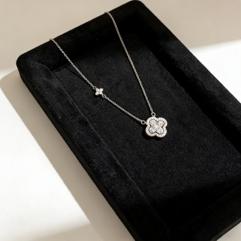 Four Leaf Clover Necklace Women's Light Luxury Jewelry Niche High-end Feeling Collarbone Chain Birthday Gift Accessory Outfit