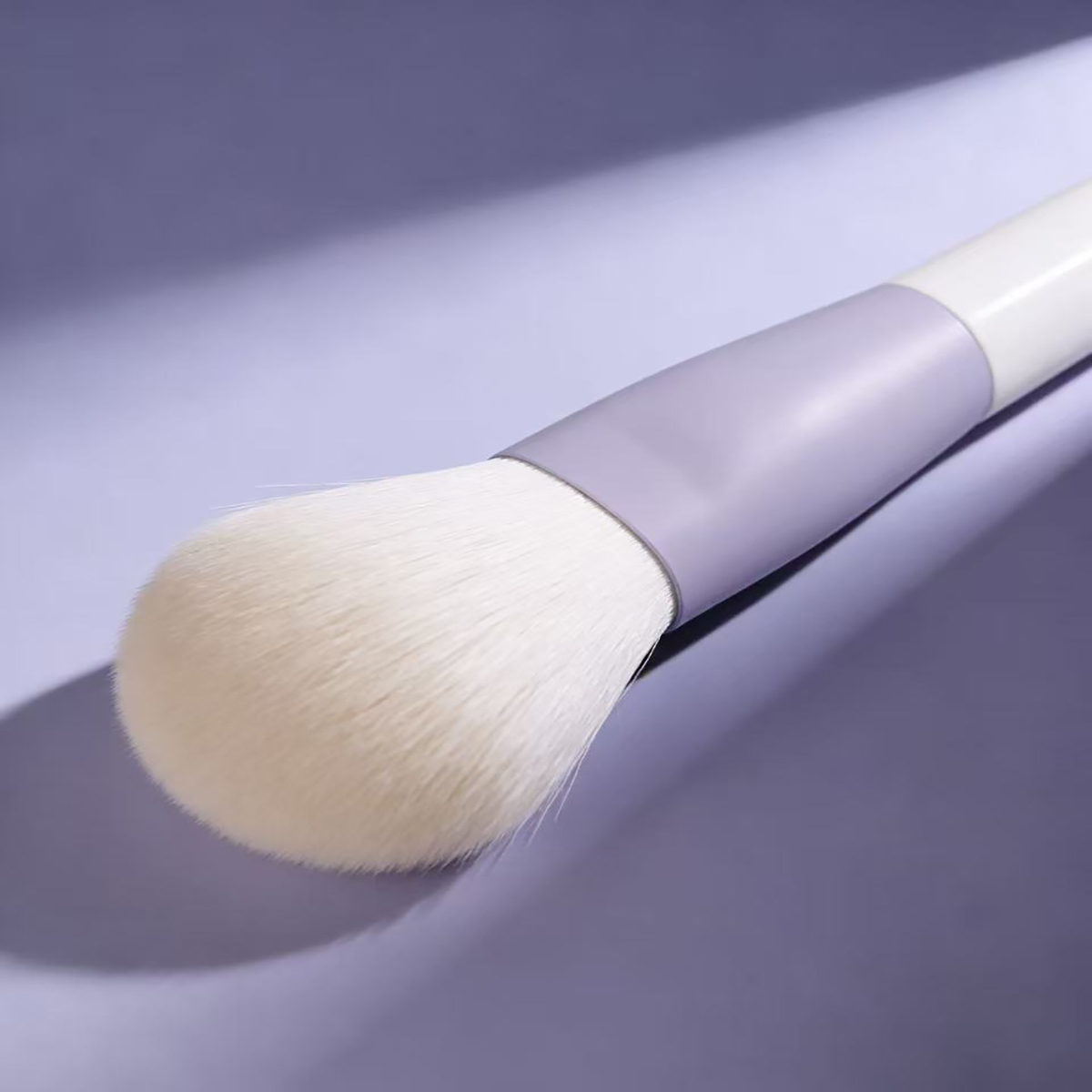 Luxury Single Makeup Brush with Soft Animal Hair Bristles - Perfect for Cosmetics Application