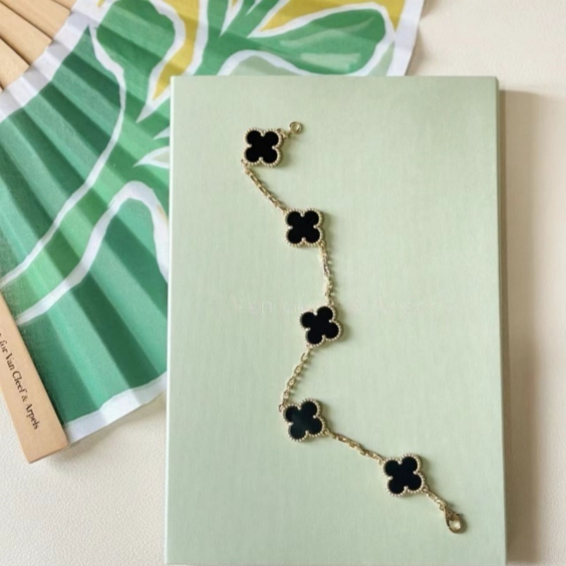 Classic women's with chain design, suitable ladies girls, a bracelet for weddings and Mother's Day gifts