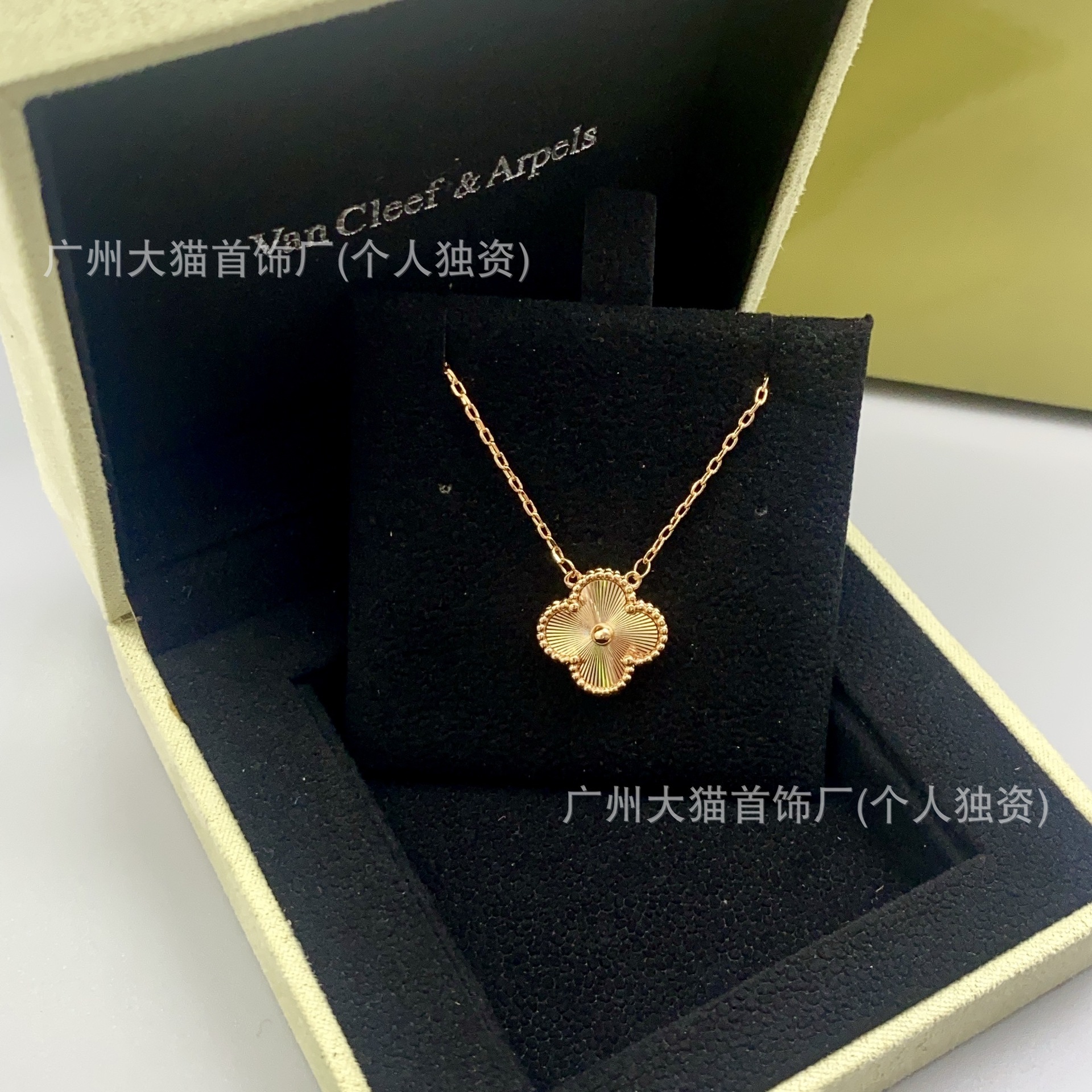 Jewelery clover necklace vanly cleef jewlery Four-leaf Clover Laser Necklace Electroplated Gold Single Flower Light Luxury Jewelry