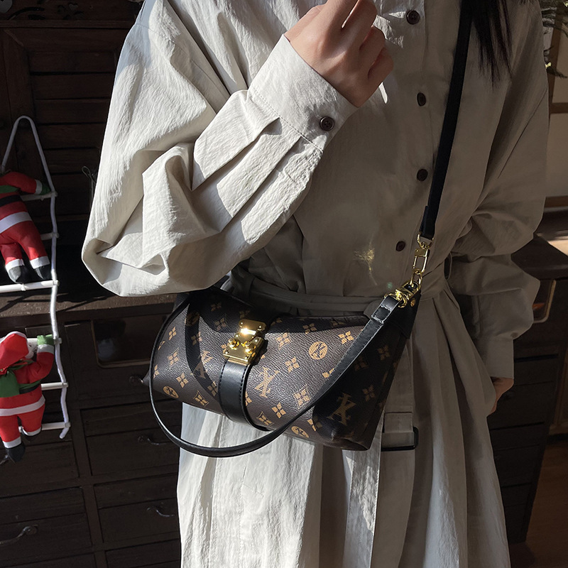 Bestselling 2026 New Design Arrival Classic Printed Fashion Versatile Shoulder Bag Women's Elegant Trendy Metal Buckle Handbag Crossbody Bag Free