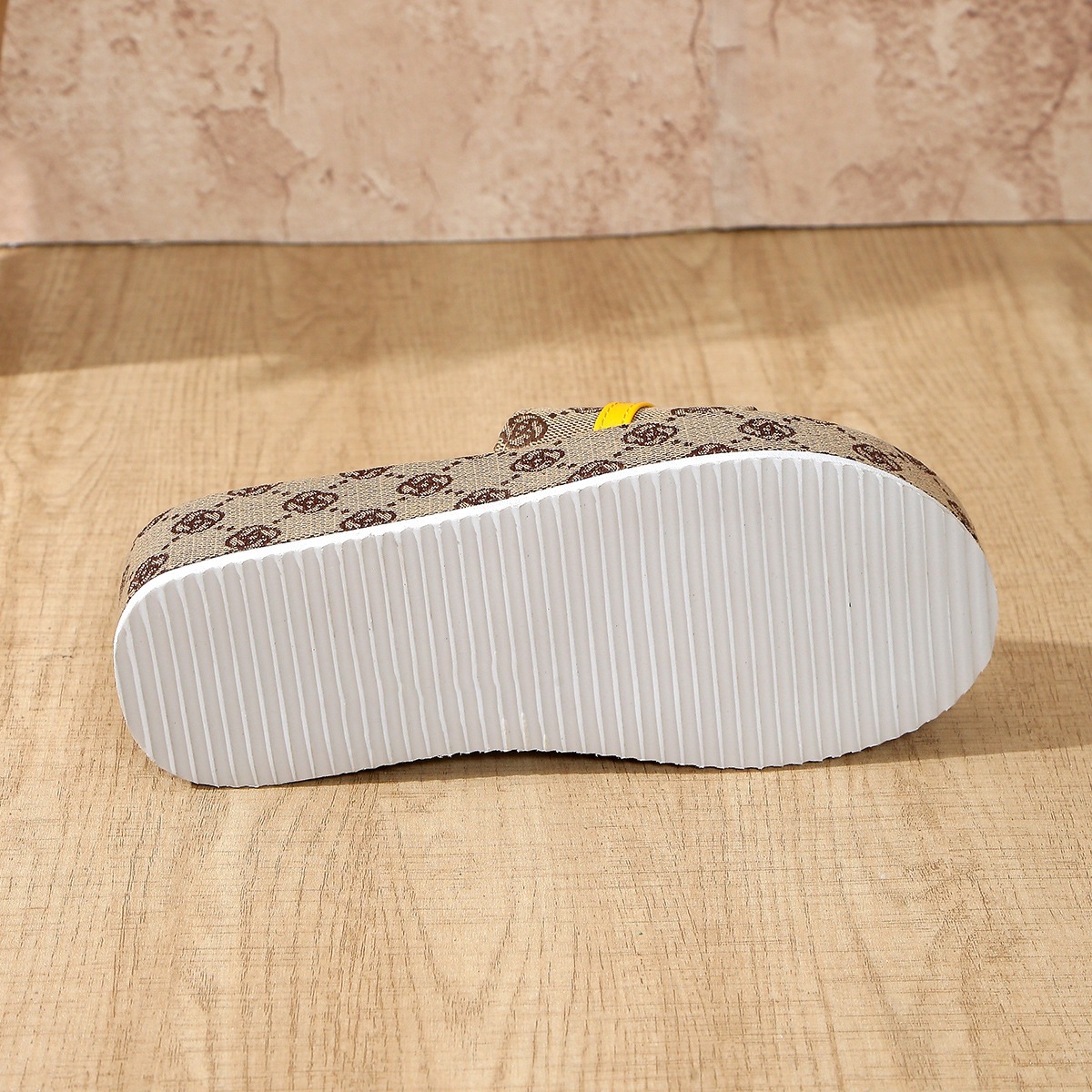 new Free delivery Slippers Thick soled one-piece slippers for wearing on the outside lightweight beach sandals