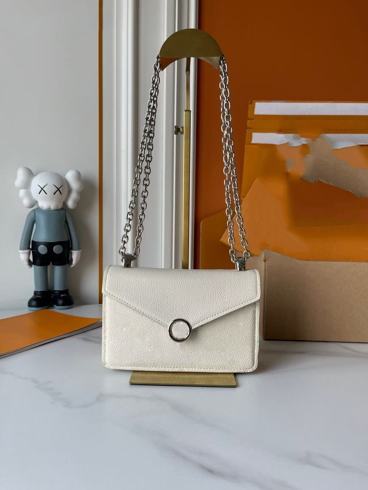 Luxury fashion designer handbag, women's classic luxury embossed leather cross-body bag, simple one-shoulder chain handbag