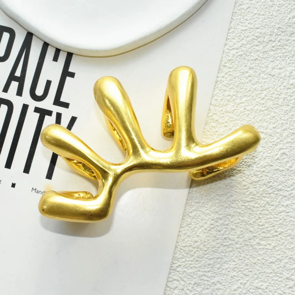 1PC Fashion Show Exaggerated Metal Gold-Plated Big Hand Ring For Women - Elegant Statement Ring Accessory 260107