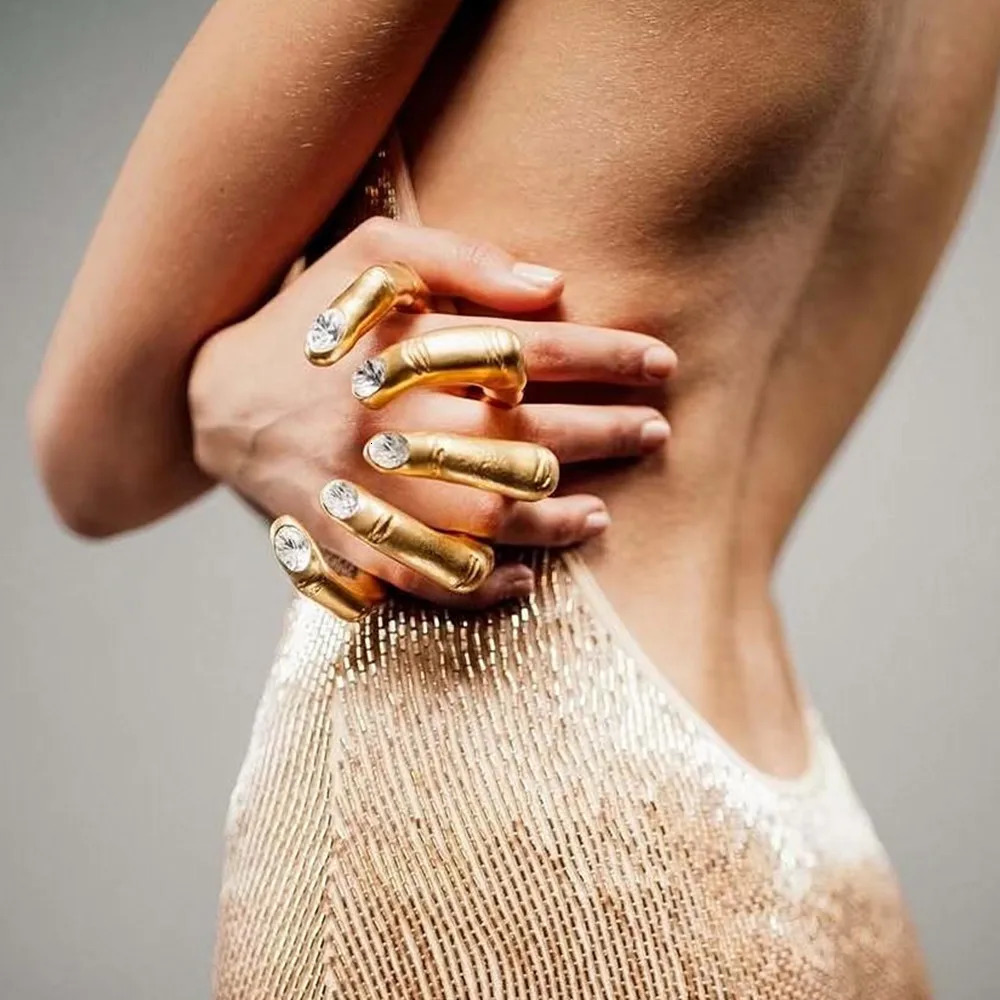 1PC Fashion Show Exaggerated Metal Gold-Plated Big Hand Ring For Women - Elegant Statement Ring Accessory 260107