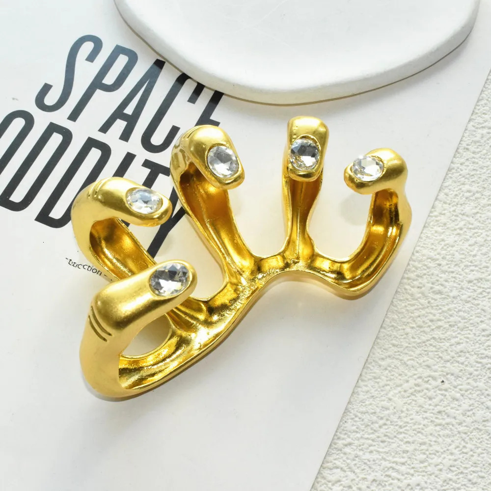 1PC Fashion Show Exaggerated Metal Gold-Plated Big Hand Ring For Women - Elegant Statement Ring Accessory 260107