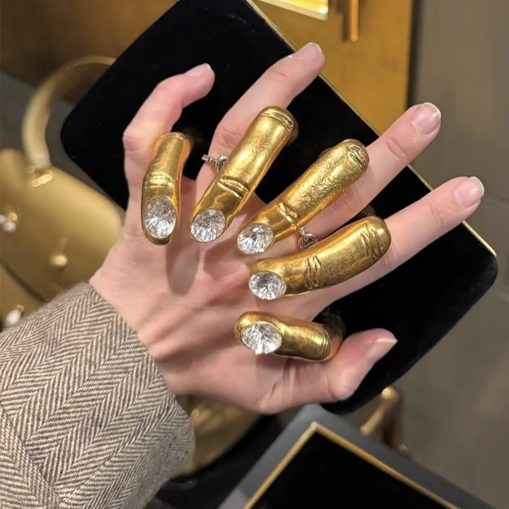 1PC Fashion Show Exaggerated Metal Gold-Plated Big Hand Ring For Women - Elegant Statement Ring Accessory 260107