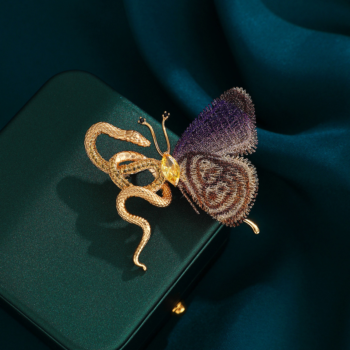 Unique Brooch Vintage Pin Exotic Snake And Butterfly Brooch High-End Elegant Light Luxury High-Grade Sense Of Design Exquisite Pin Accessories