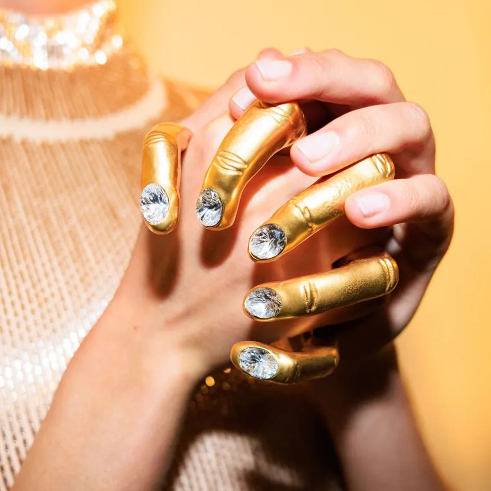 1PC Fashion Show Exaggerated Metal Gold-Plated Big Hand Ring For Women - Elegant Statement Ring Accessory 260107