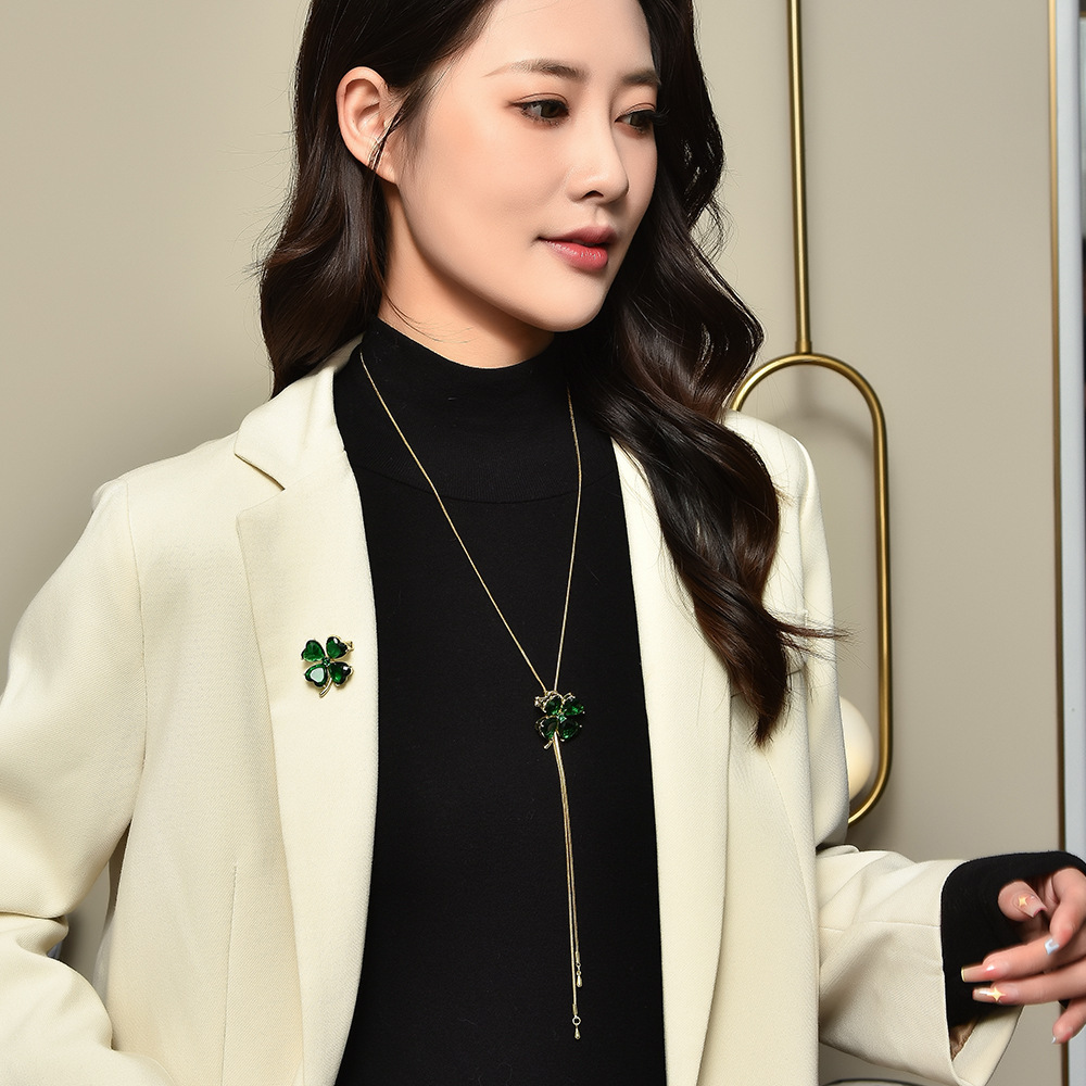 Luxury Brand Designer Jewelry Factory Direct Sale Autumn Winter Long Pull Necklace Green Four-Leaf Clover Sweater Chain Versatile Two-Way Wear Simple 