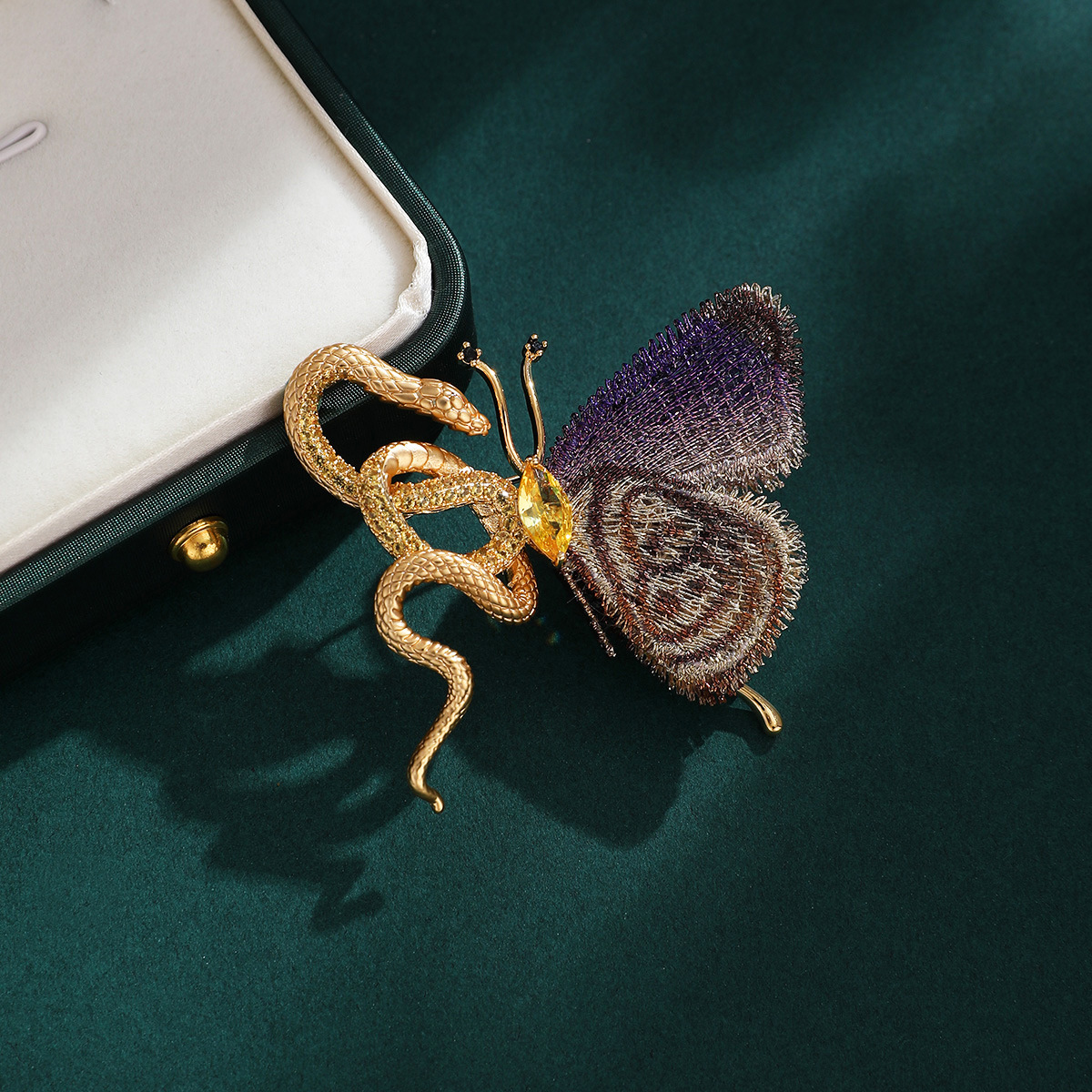 Unique Brooch Vintage Pin Exotic Snake And Butterfly Brooch High-End Elegant Light Luxury High-Grade Sense Of Design Exquisite Pin Accessories