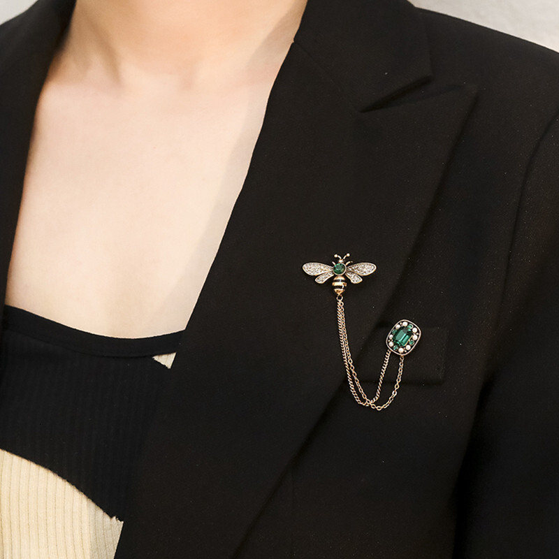 Luxury Brand Designer Jewelry Little Bee Tassel Brooch Vintage Personality Chain Emerald Gemstone Brooch Lapel Pin Suit Jacket Pin Accessory