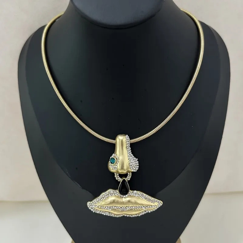 European American Vintage Exaggerated Rhinestone Nose Lips Pendant Necklace Magnetic Open Collar Light Fashion Necklaces 260107