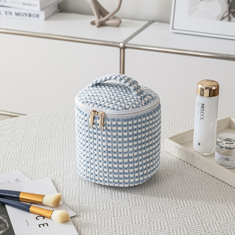 637 Elegant Versatility: Modern Chic Handbag Ideal for Any Occasion