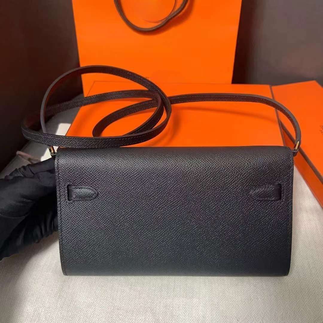 19A Designer To Go Wallet Fashion Crossbody Bag Shoulder Bag Classic Purse 20cm in German Epsom leather with 18K Gold Plated Metal