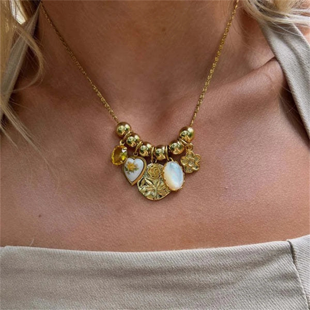Fashionable selling retro bead pendant pearl heart flower necklace sweater chain lock bone chain 260107