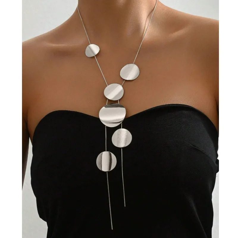 Fashion in Europe and The United States Temperament Large Round Piece Long Necklace Womens Personality Simple Collarbone Chain 260107