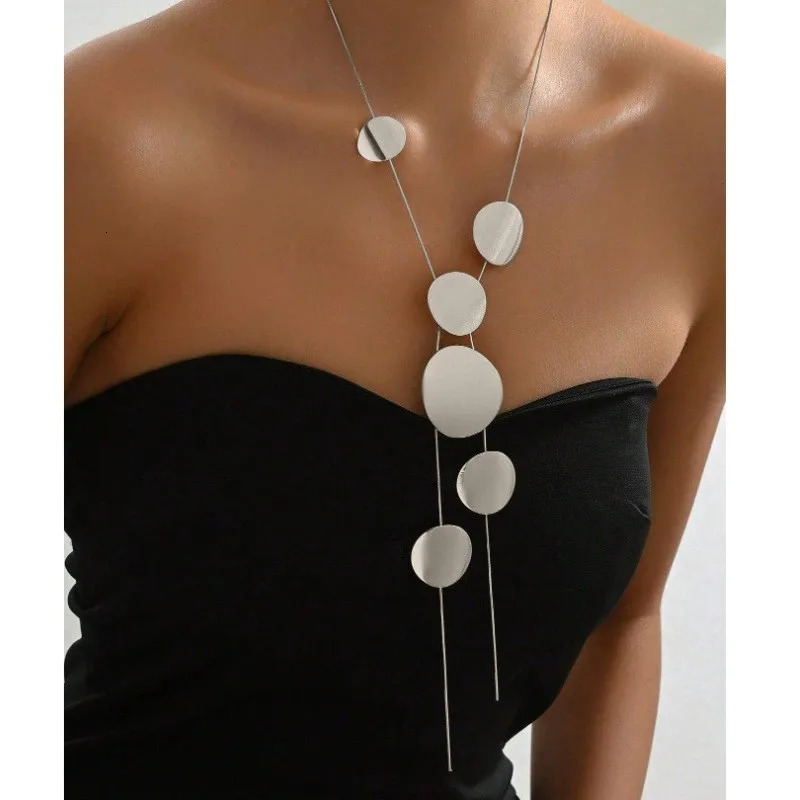 Fashion in Europe and The United States Temperament Large Round Piece Long Necklace Womens Personality Simple Collarbone Chain 260107