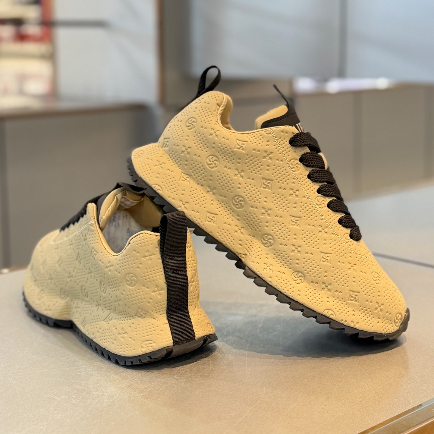 Fashionable and versatile soft sole comfortable men's casual shoes 2026 new design embossed light luxury lightweight sports shoes size 39-44