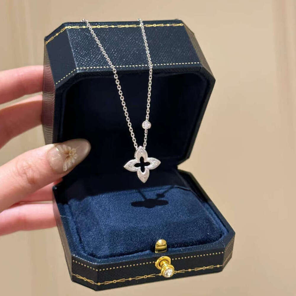 Charms Hollow Clover gold bracelet men Women Rhinestones Vintage French Style Plated Four-Leaf Flower diamond jewelry with Tassels